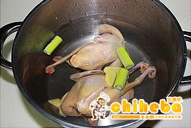 枣杞乳鸽汤的做法 步骤3